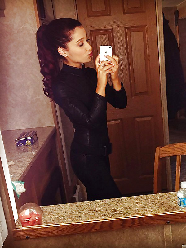 Ariana grande
 #37660984