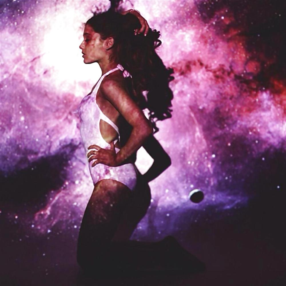 Ariana grande
 #37660993