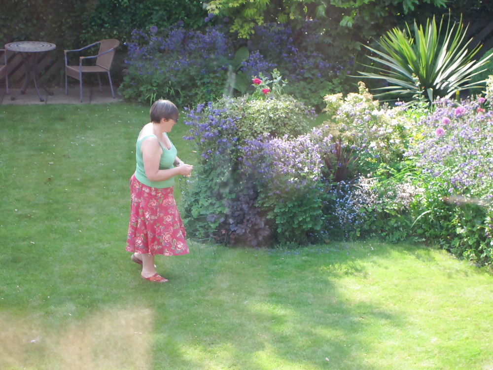 Sra. p vestida en el jardín
 #34260551