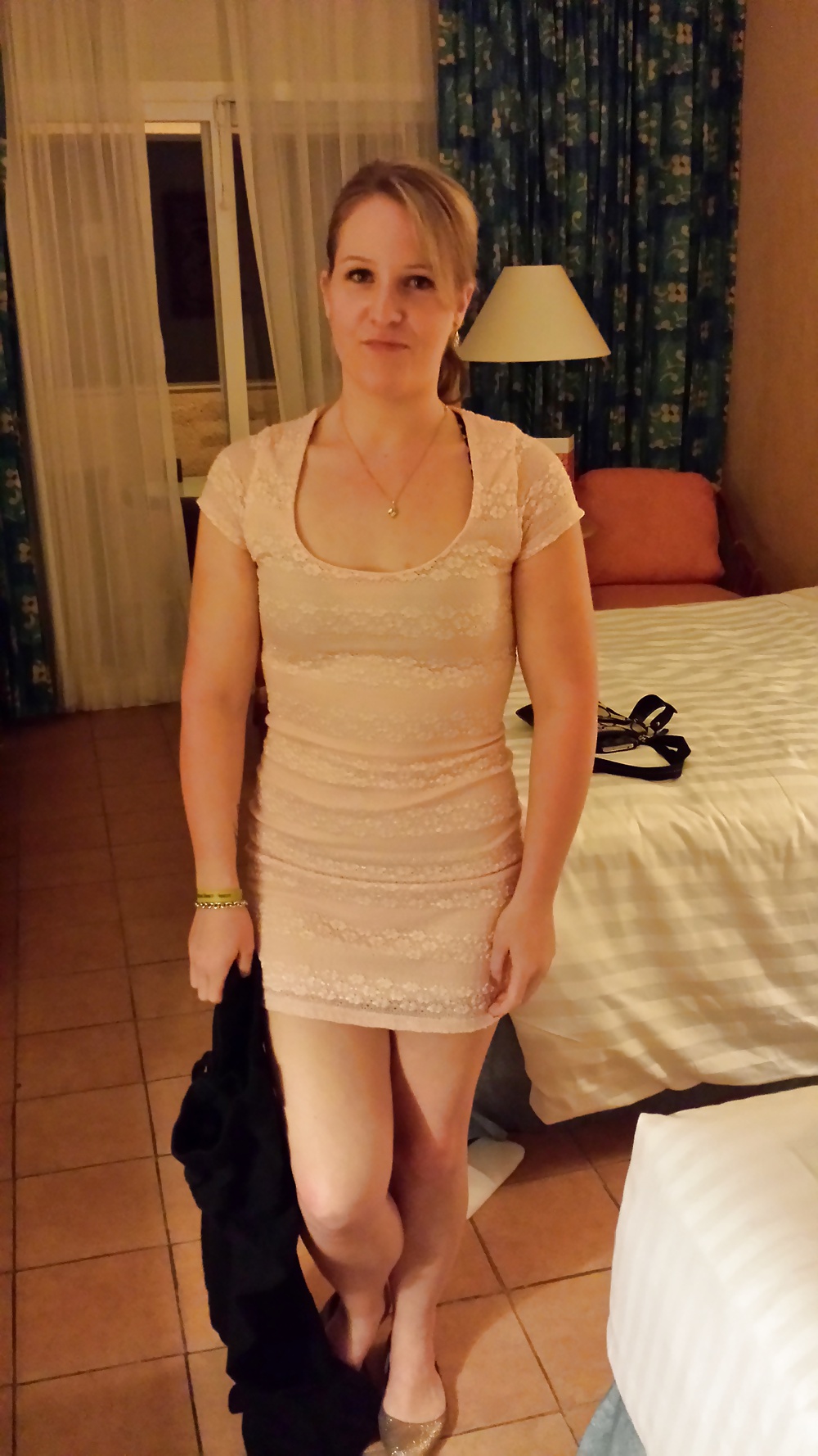 Mi esposa sexy en el hotel. antes de su cita para follar.
 #26540323