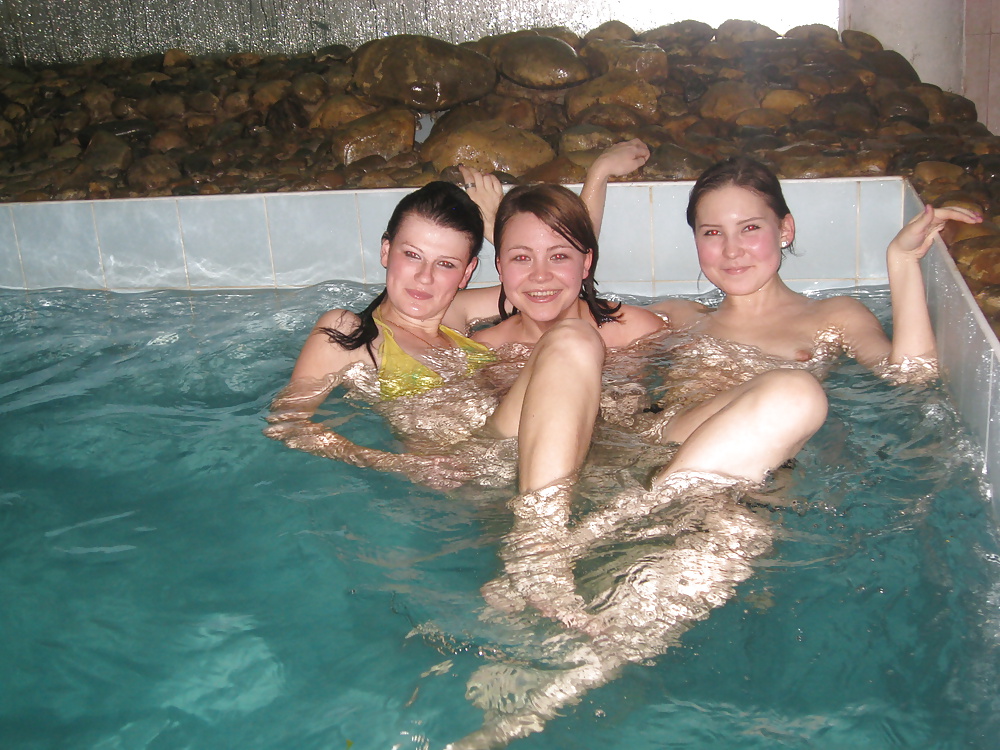 Novias rusas desnudas de la novia en la sauna
 #24177437