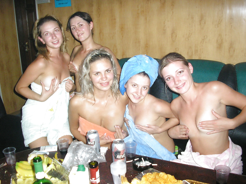 Ragazze russe nude della sposa nella sauna
 #24177724