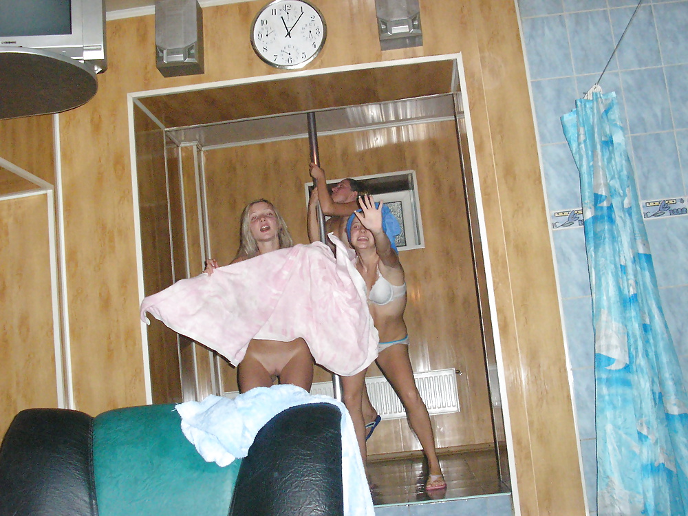 Novias rusas desnudas de la novia en la sauna
 #24177876