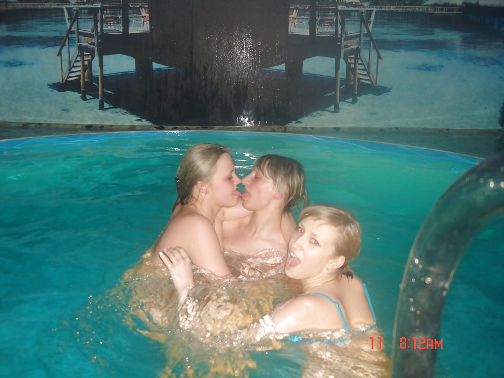 Novias rusas desnudas de la novia en la sauna
 #24177938