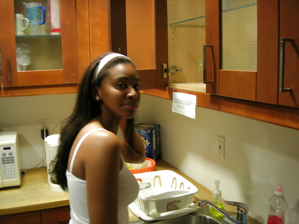 Niedliche Schwarze Mädchen In Der Küche #39484801