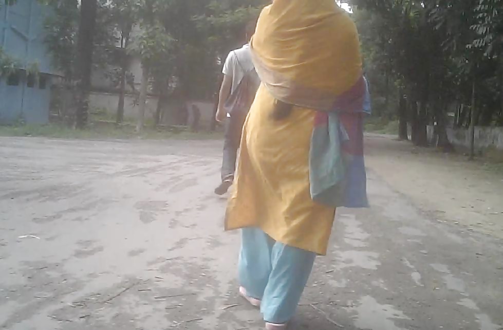 Indisches Mädchen Bücken #27911708