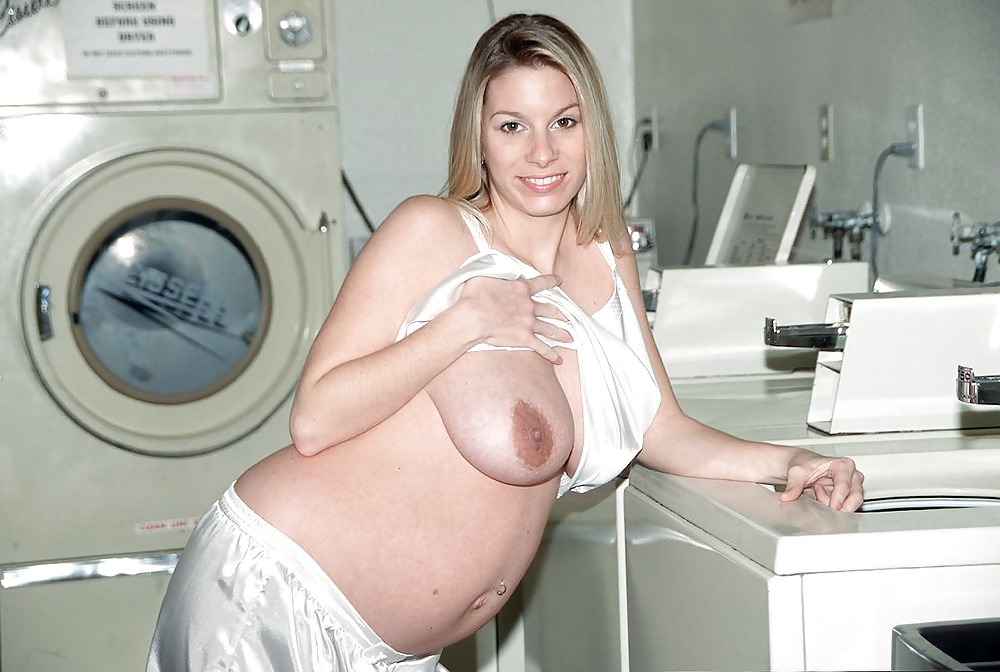 Modella bionda incinta con grandi tette
 #31991904