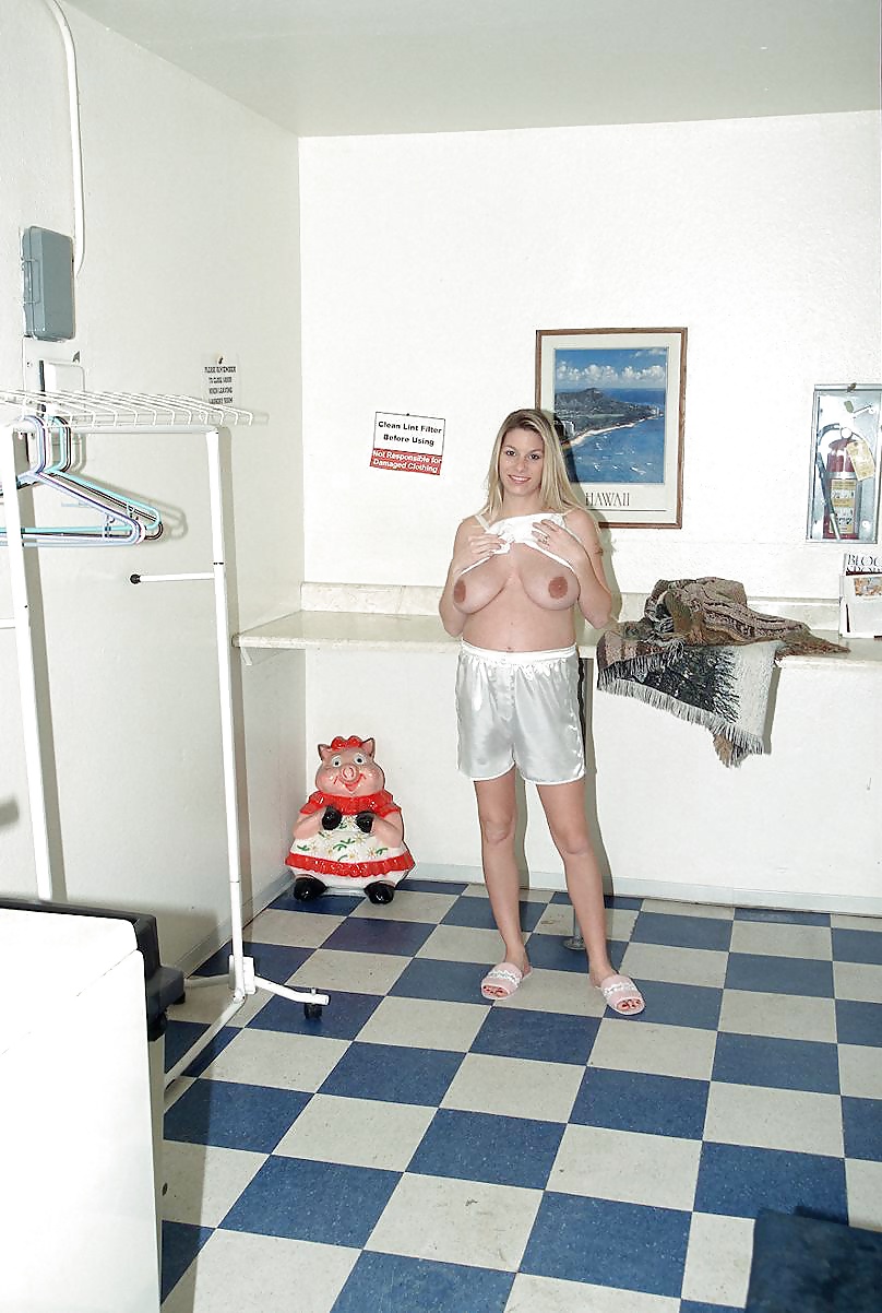 Modella bionda incinta con grandi tette
 #31991911