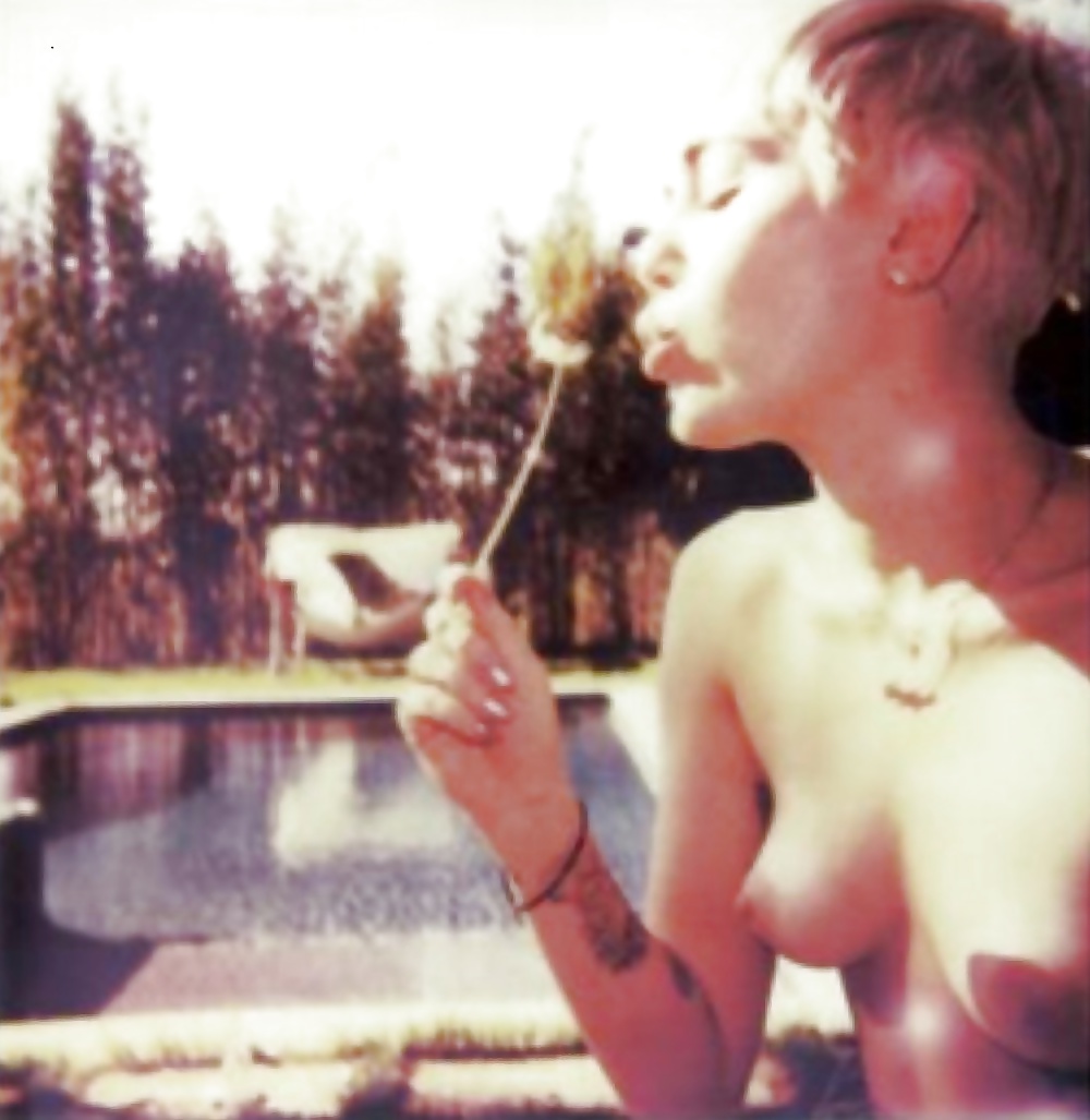 Miley Cyrus - Völlig Nackt In V Magazin # 93 #40925962
