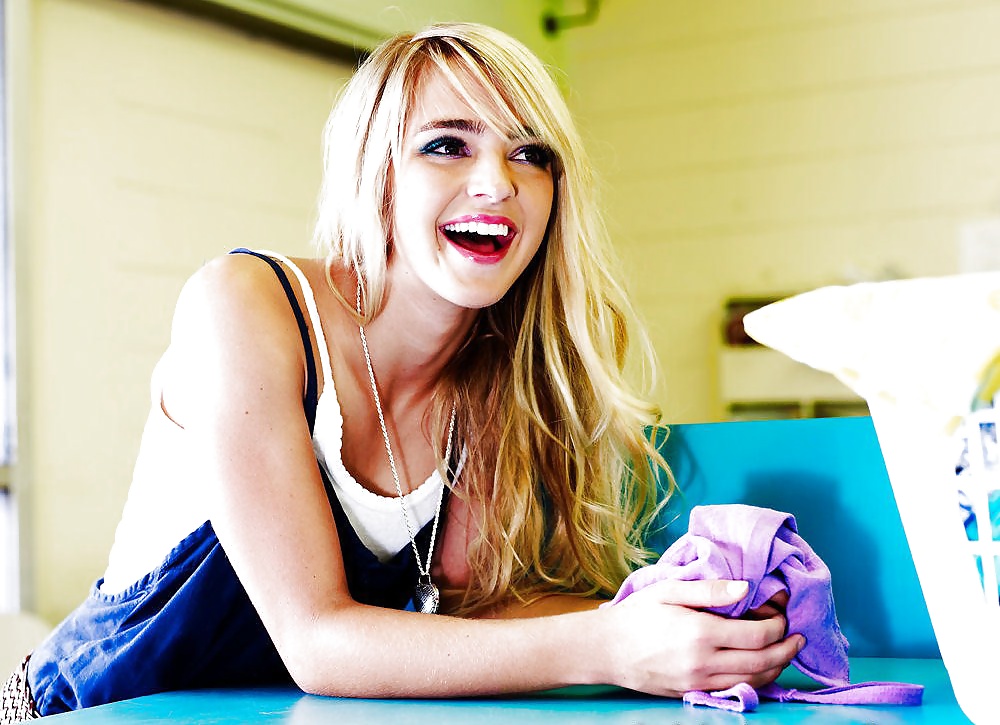 Katelyn tarver
 #33042328