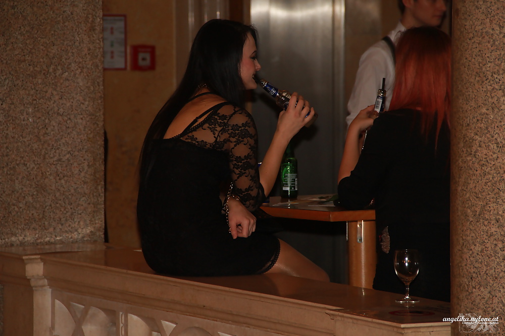 Donna sexy che indossa collant lucidi in un ristorante... nascosto 
 #31633417