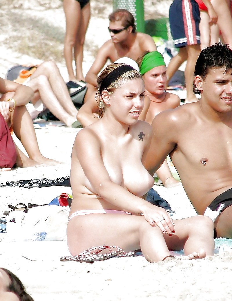 Tetas calientes en la playa 32
 #34116673