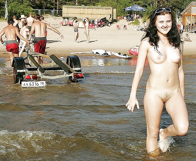 Desnudo en la playa pública...
 #39162789