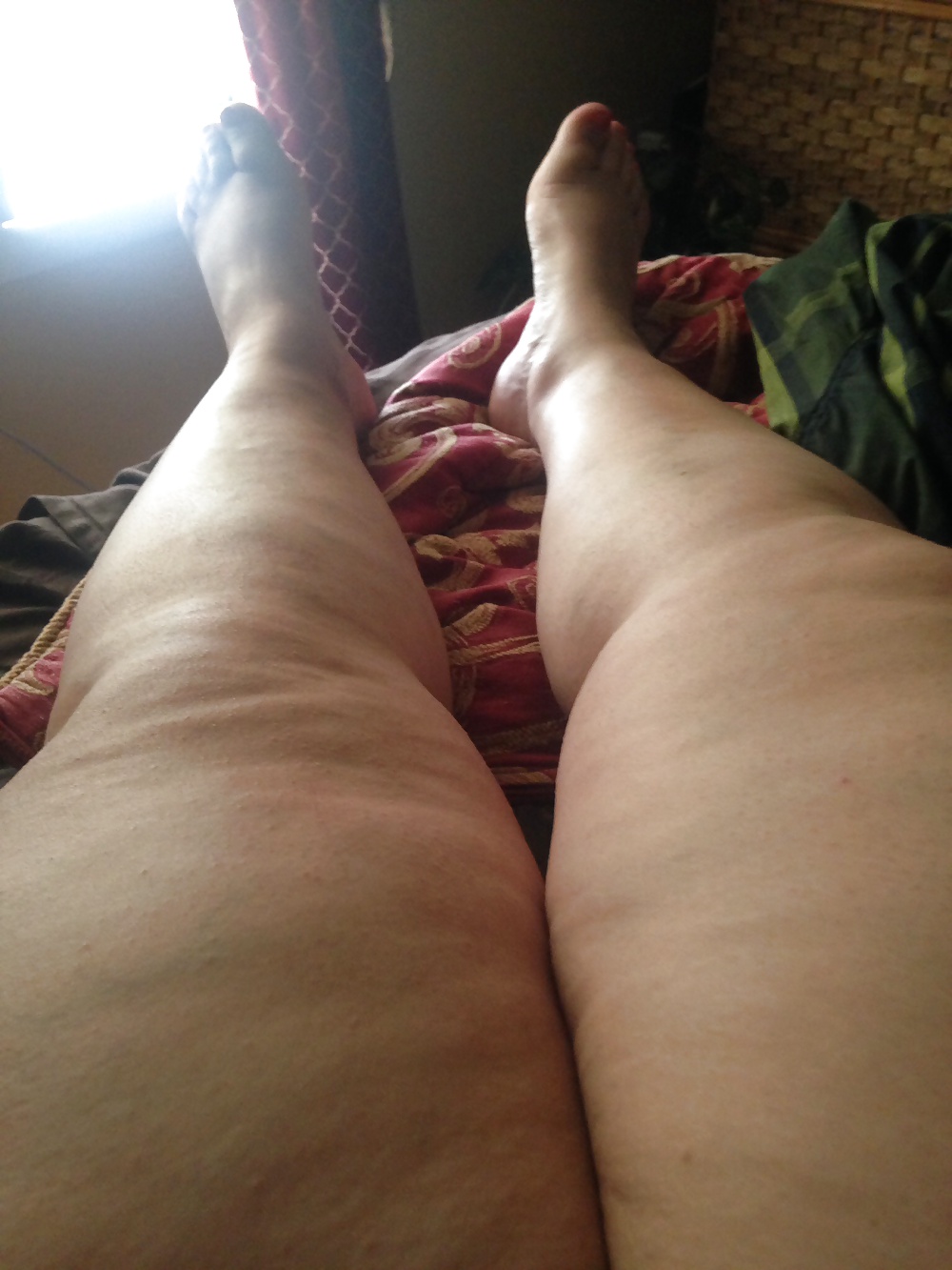 妻のセクシーな太い脚と毛深いプッシー
 #28443053
