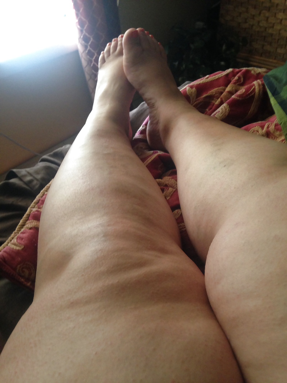妻のセクシーな太い脚と毛深いプッシー
 #28443059