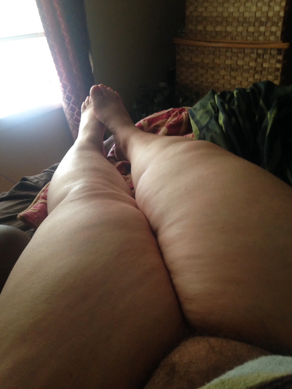 妻のセクシーな太い脚と毛深いプッシー
 #28443073