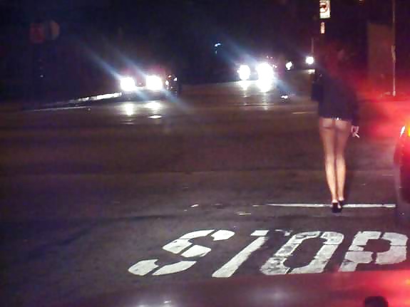 Les Prostituées De Rue. Aimer Ces Filles Très #30765463