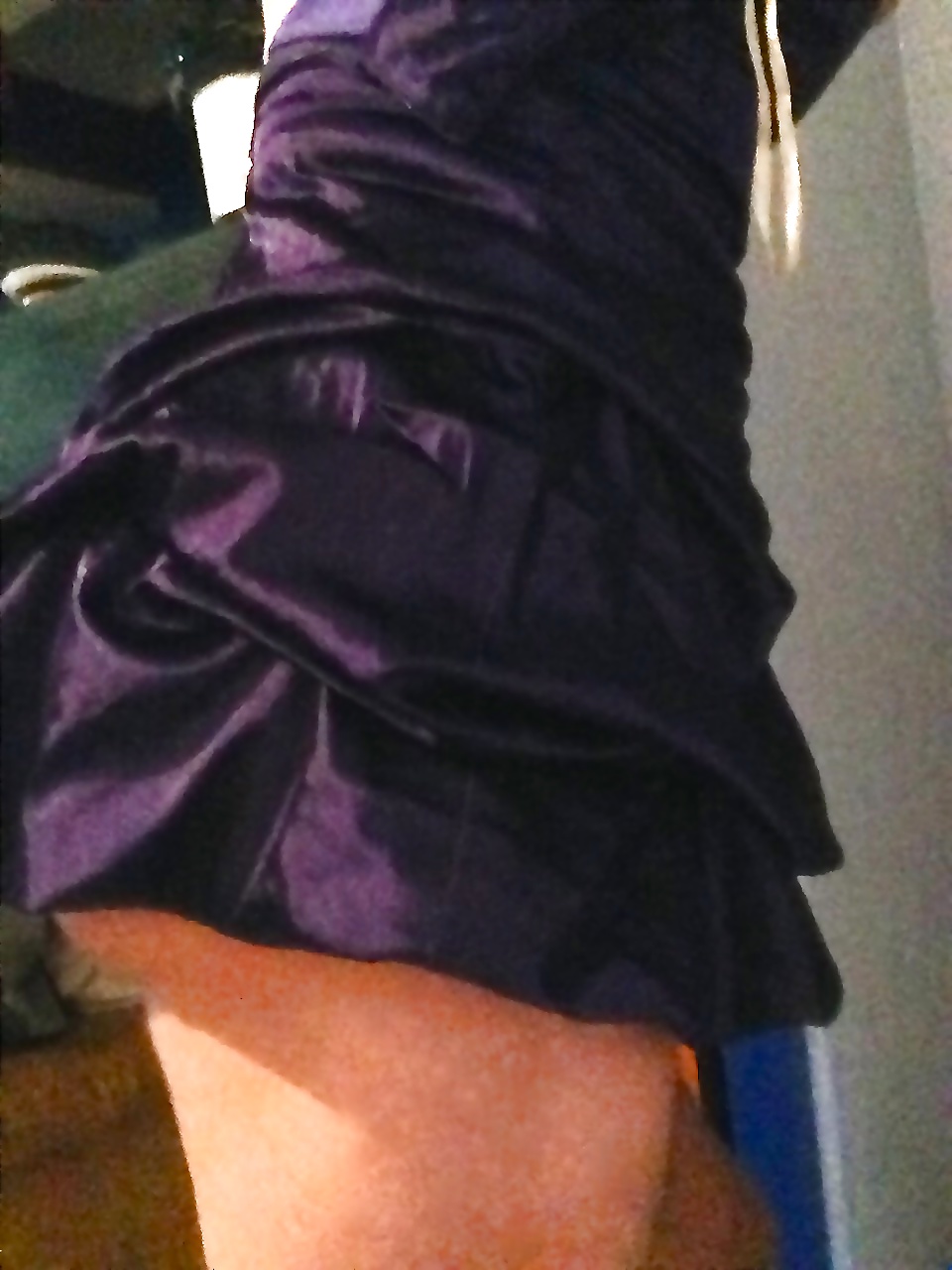 紫色の超ショートドレス カーヴィーなティーンのお尻を見せる #41104129