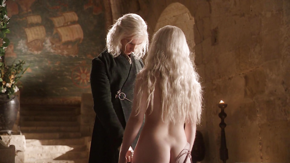 Emilia clarke escenas desnudas juego de tronos s01
 #34446654