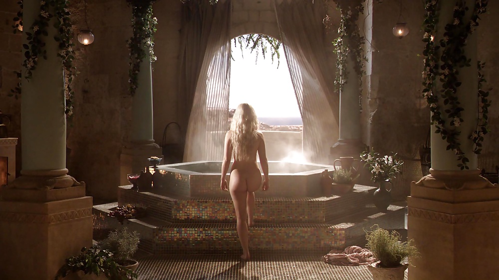 Emilia clarke escenas desnudas juego de tronos s01
 #34446667