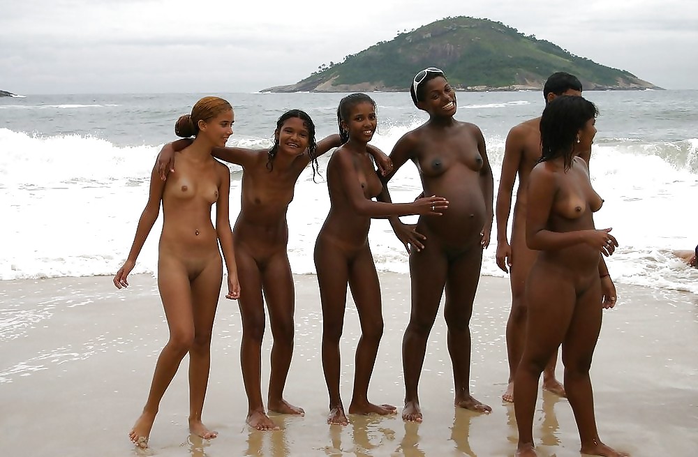 Tetas calientes en la playa 30
 #33984292
