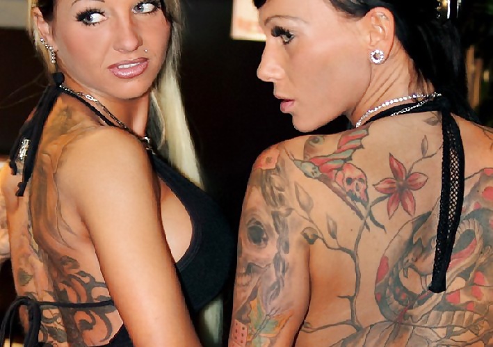Chicas alemanas con tatuajes
 #23279434