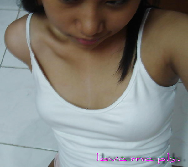 Malaiisch Braless #27701415