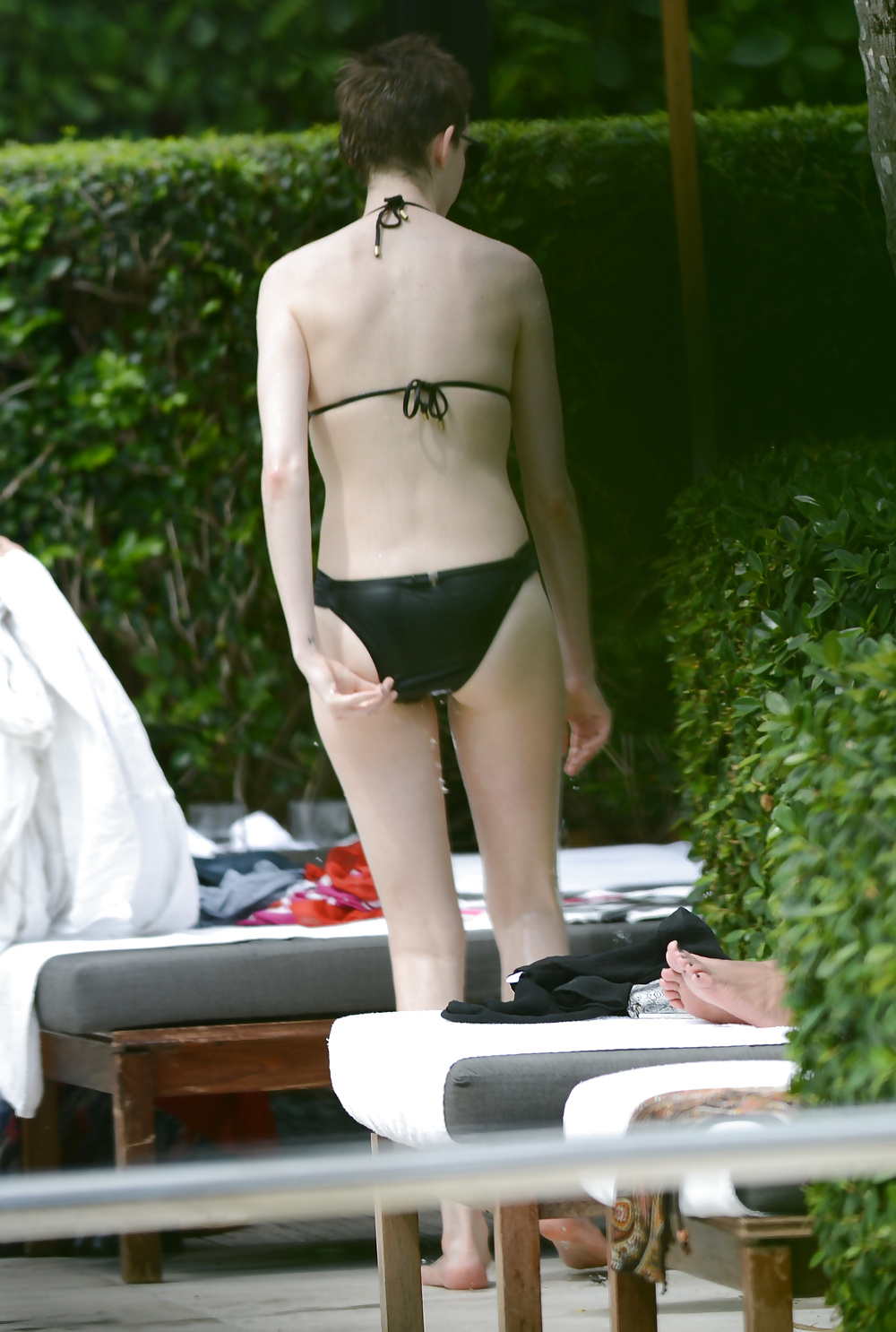 Anne Hathaway's ass - Bikinis #29202515