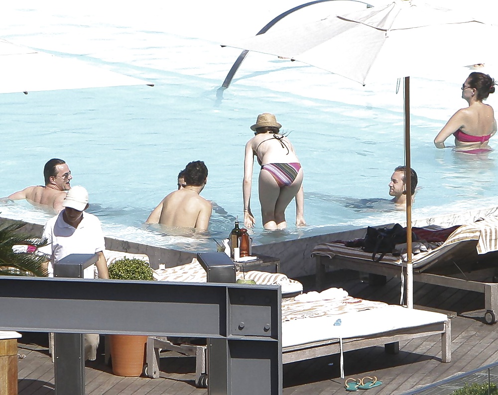 Anne Hathaway's ass - Bikinis #29202615