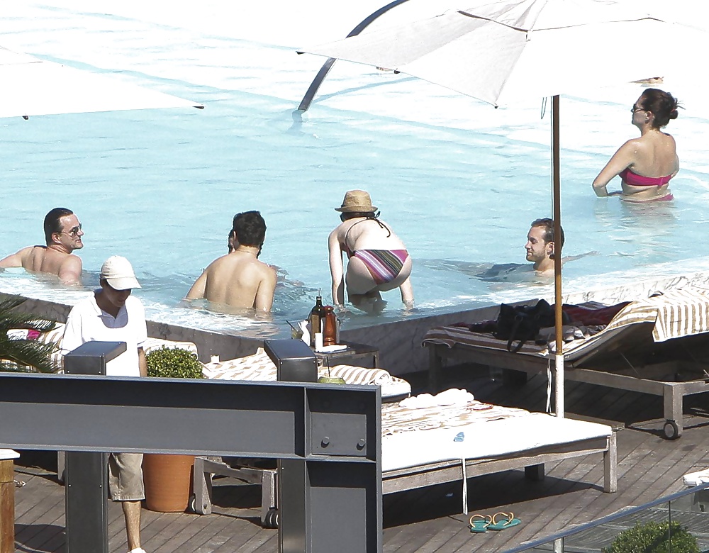 Anne Hathaway's ass - Bikinis #29202620