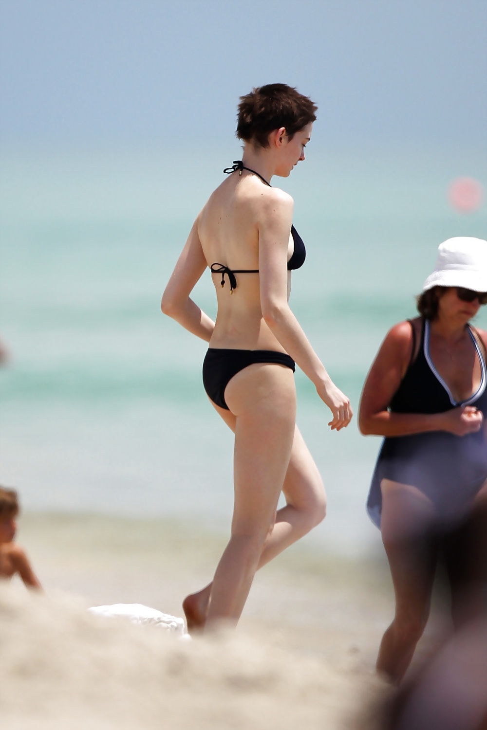 Anne Hathaway's ass - Bikinis #29202727