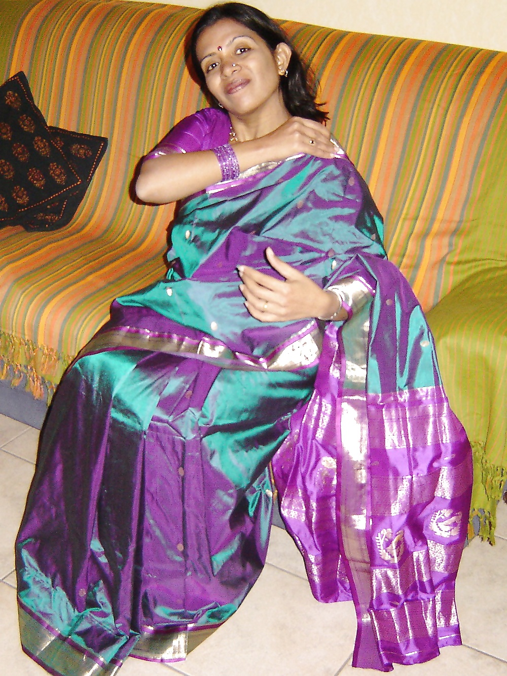 MILF Indien Desi Aime Me Taquiner Avec Un Sari De Soie #26337681