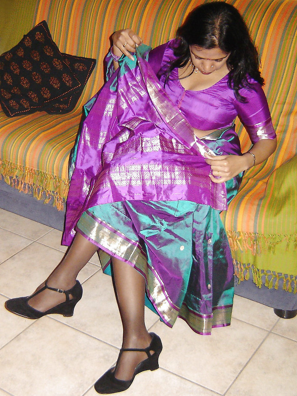 MILF Indien Desi Aime Me Taquiner Avec Un Sari De Soie #26337702