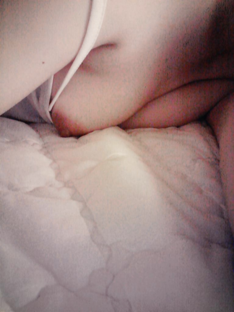 Chica coreana desnuda en casa
 #32138268