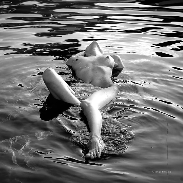 Tempête Parfaite - Belles Femmes En Plein Air Dans L'eau #30040364