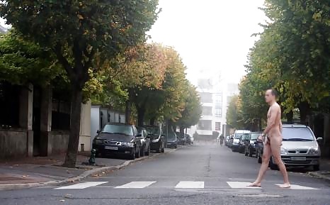 Desnudo en la calle
 #23113060