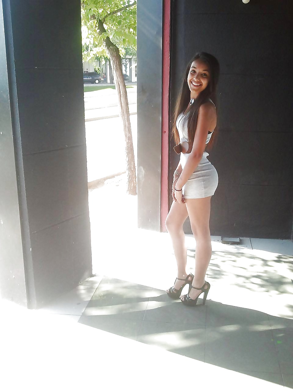 Putas en vestidos y faldas ajustadas 1
 #39000292