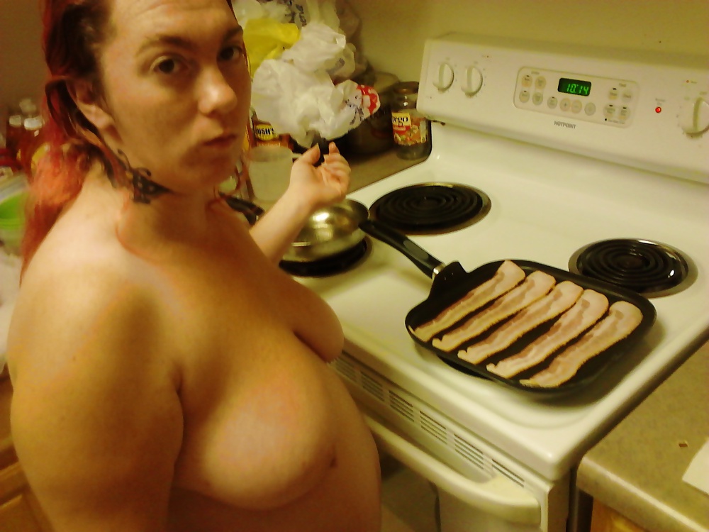 Heiße Frau Kochen Frühstück Nackt #32438402