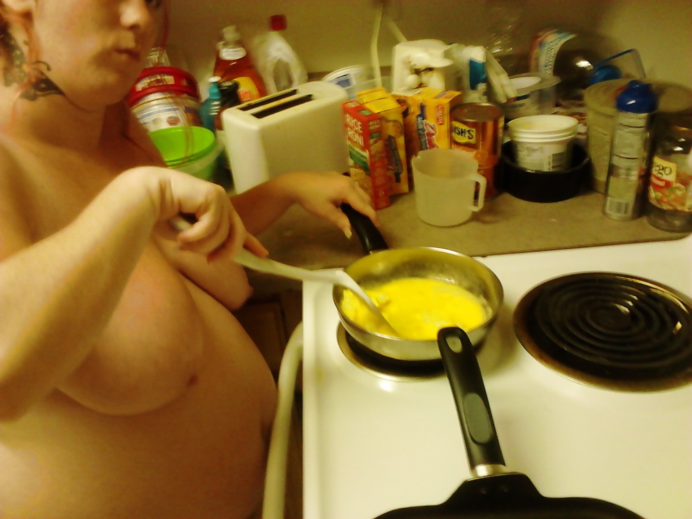 Heiße Frau Kochen Frühstück Nackt #32438441