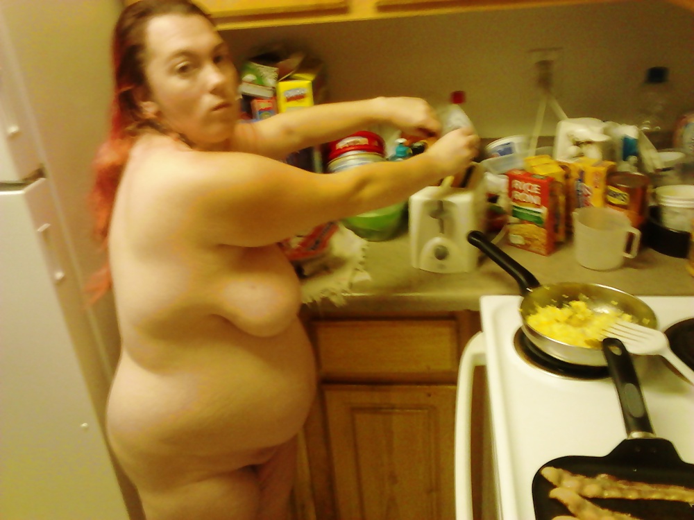 Esposa caliente cocinando el desayuno desnudo 
 #32438463