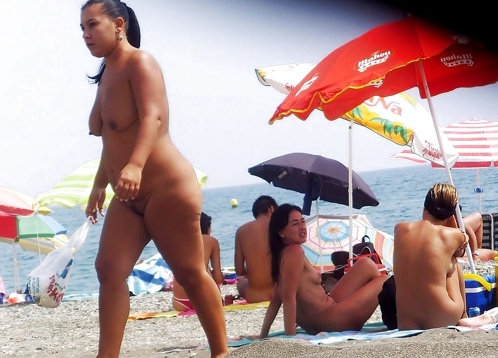 Verdaderos nudistas en la playa
 #23868322