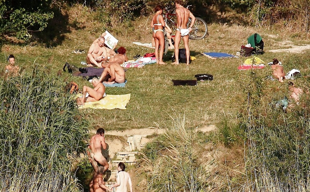 Verdaderos nudistas en la playa
 #23868330