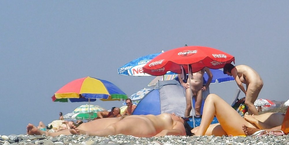Verdaderos nudistas en la playa
 #23868335