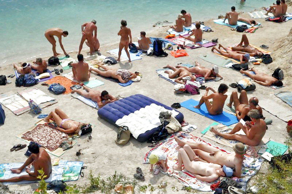 Verdaderos nudistas en la playa
 #23868458