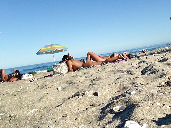 Verdaderos nudistas en la playa
 #23868461