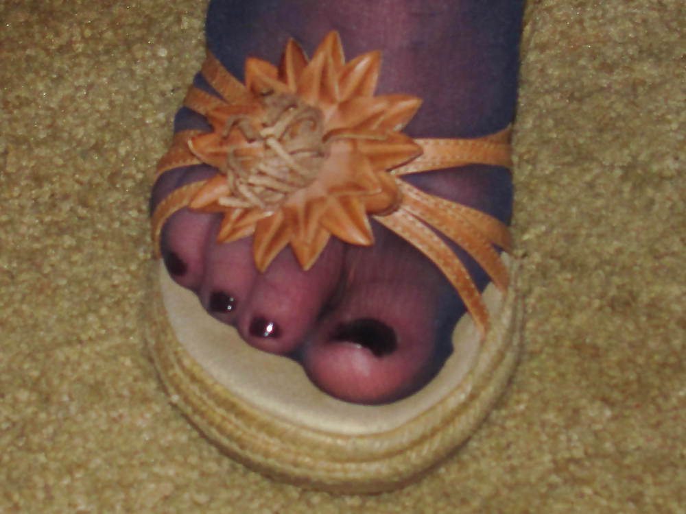 Pies y dedos de los pies de una mujer madura en medias.
 #26319386
