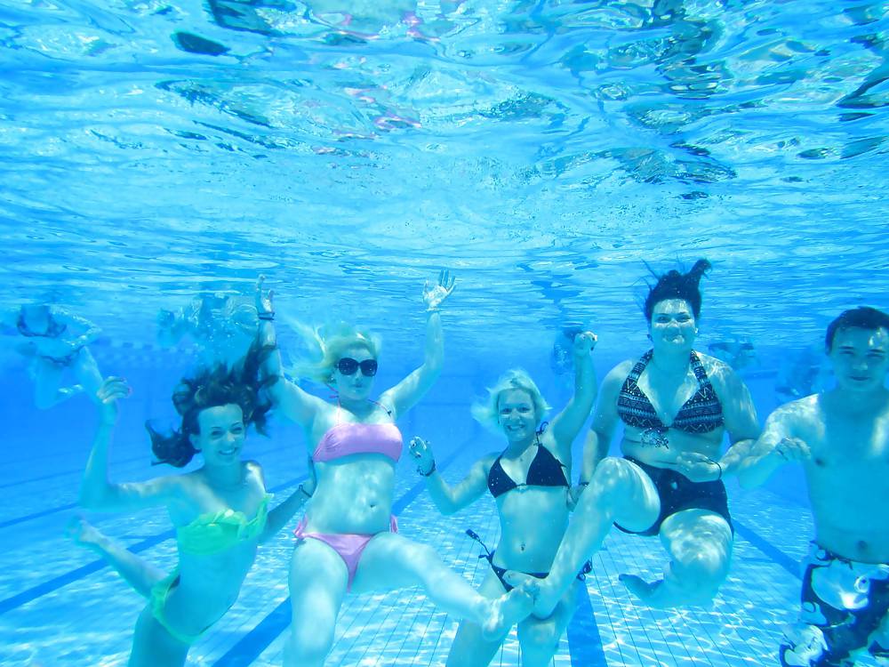 In piscina con gli amici :)
 #22980012