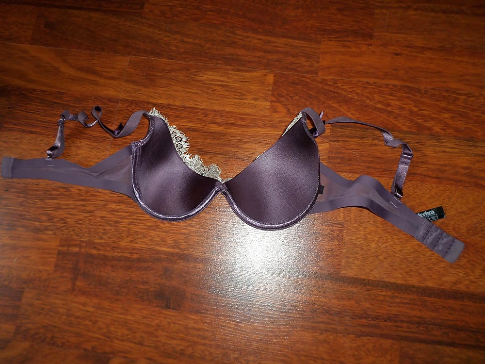 Sborrare sul reggiseno di mia cognata 2
 #23579075