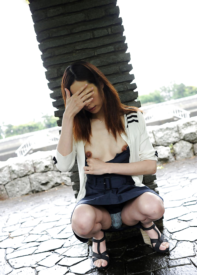 Schwangere Japanische Frau In Der Öffentlichkeit Zu Blinken #37356833