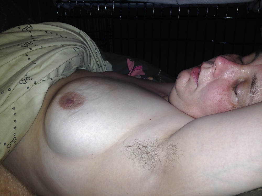 妻の乳房と毛深い脇の下
 #24809448